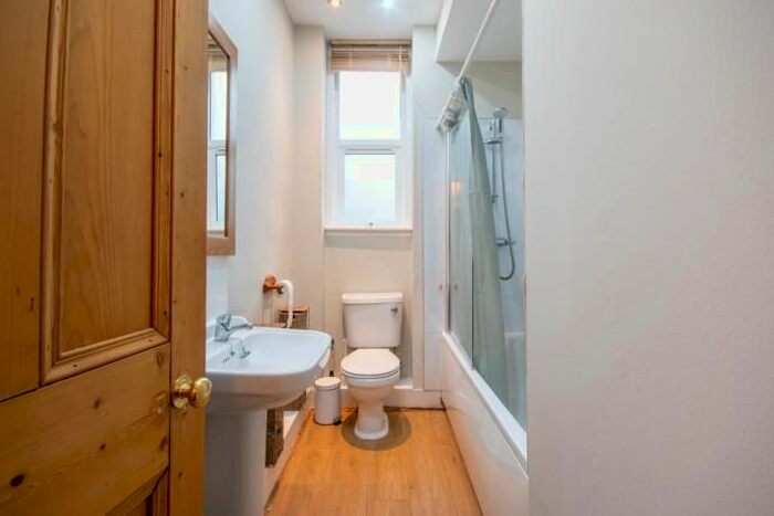 2 Bedroom Flat To Rent In Milton Street, Edinburgh, EH8