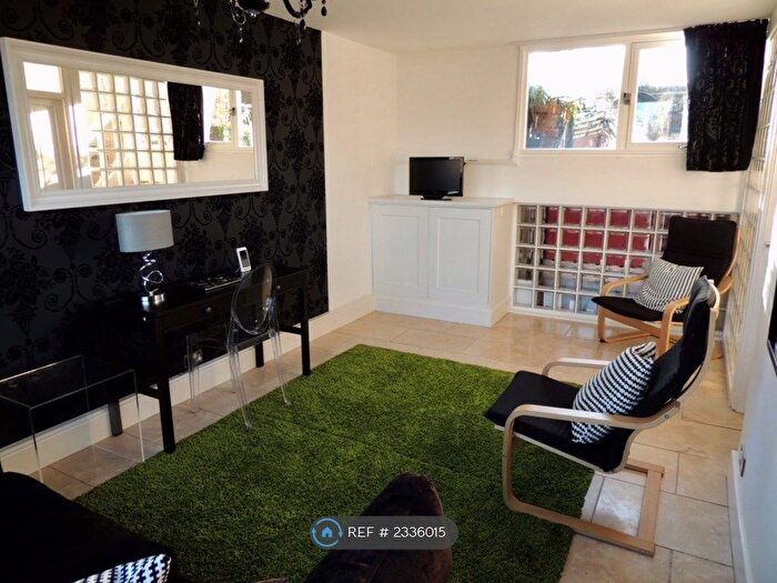 3 Bedroom Maisonette To Rent In Forsyth House, London, SW1V