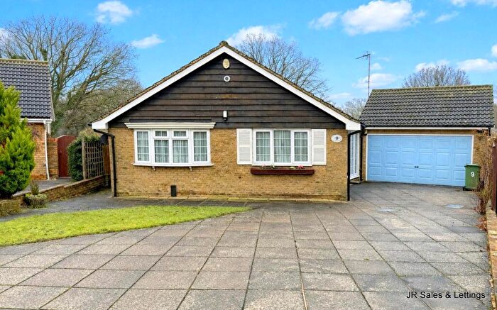 3 Bedroom Detached Bungalow For Sale In Doverfield, Goffs Oak, EN7