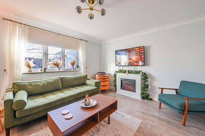 3 Bedroom House For Sale In Barnsdale Avenue, Canary Wharf, London, E14