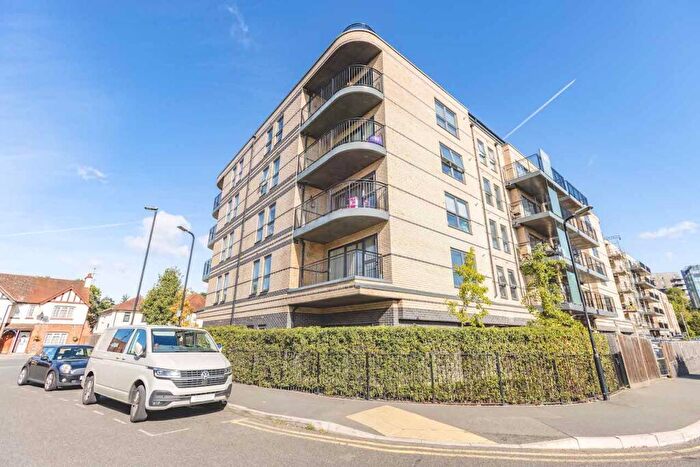 2 Bedroom Apartment For Sale In Windsor Road, Slough, SL1