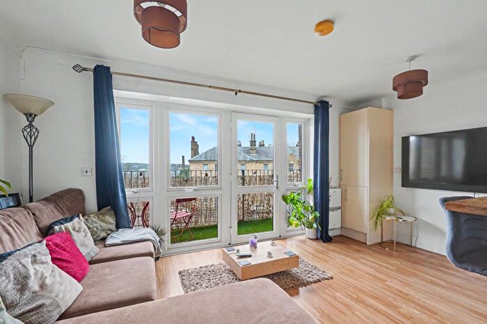 2 Bedroom Flat For Sale In Dock Road, Chatham, ME4
