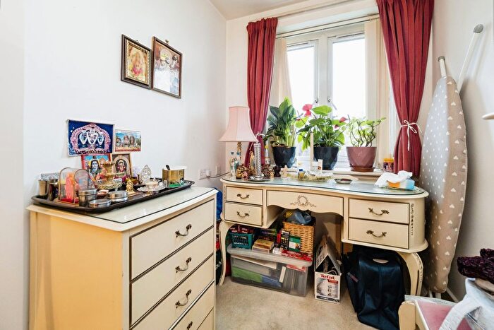 1 Bedroom Flat For Sale In Devereux Court, - Snakes Lane West, Woodford Green, Essex, IG8