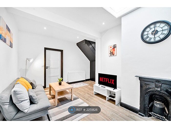 2 Bedroom Flat To Rent In Basingstoke Road, Reading, RG2