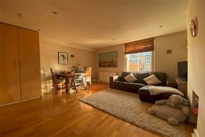 2 Bedroom Flat To Rent In Esher, KT10