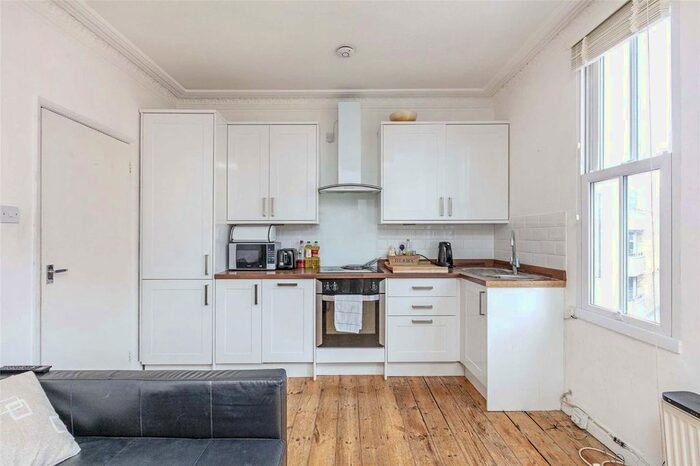 3 Bedroom Flat To Rent In Landor Road, London, SW9