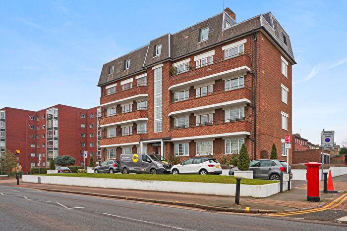 2 Bedroom Flat To Rent In Embassy Court (), Surbiton, KT6