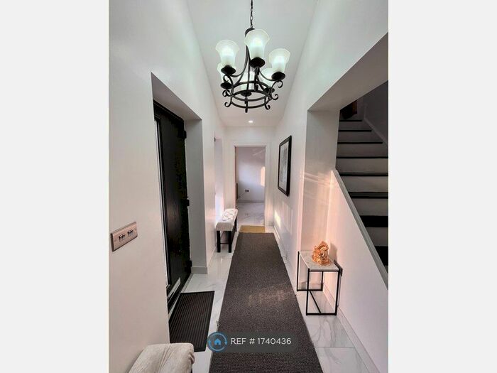 3 Bedroom Semi-Detached House To Rent In Rosemead Drive, Oadby, Leicester, LE2