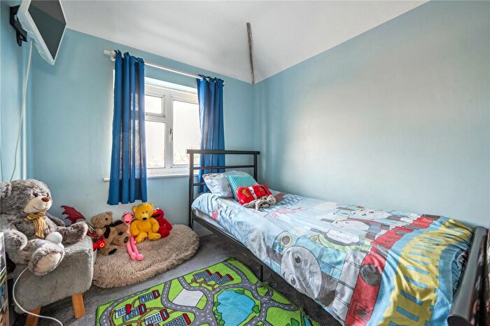 3 Bedroom Semi-Detached House For Sale In Worplesdon Road, Guildford, Surrey, GU2