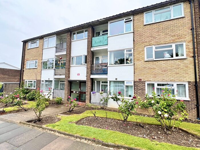 2 Bedroom Flat To Rent In Windsor Court, Southgate, N14