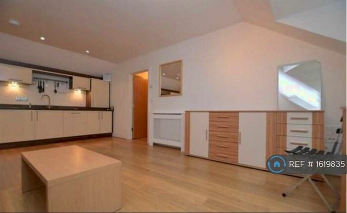 2 Bedroom Flat To Rent In Sheldon Rise, Reading, RG4