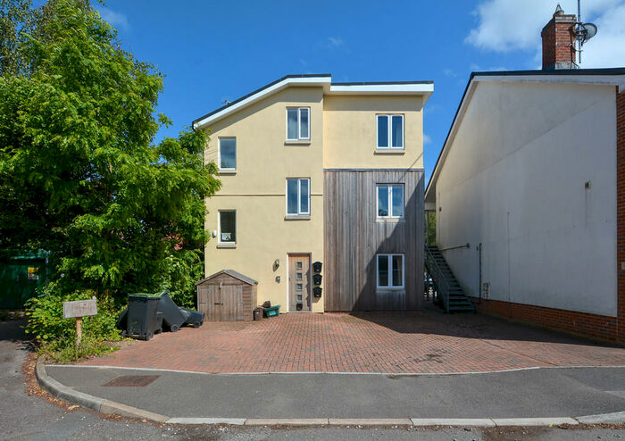 2 Bedroom Ground Flat To Rent In The Mole, Crane Drive, BH31