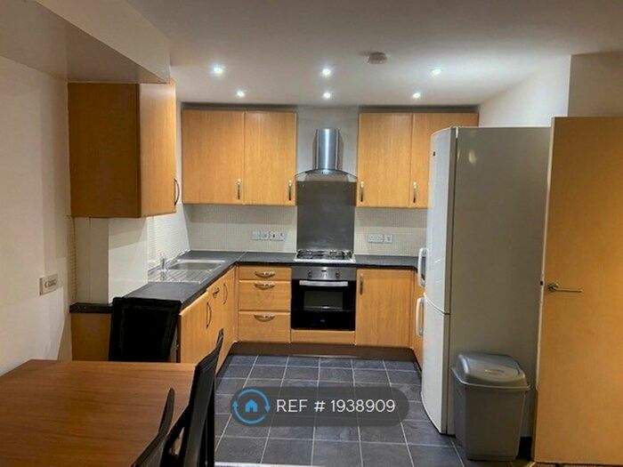2 Bedroom Flat To Rent In Alexandra Park House, Manchester, M16