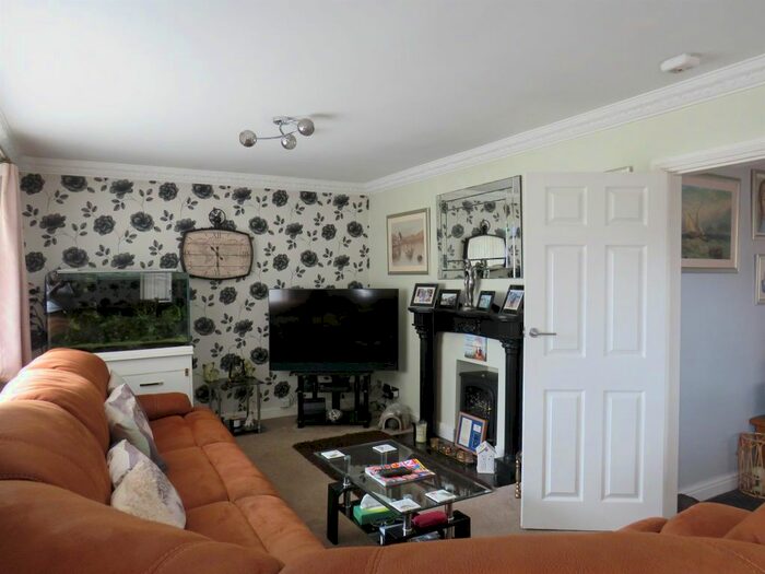 2 Bedroom Detached Bungalow For Sale In High Street, Dunsville, Doncaster, DN7