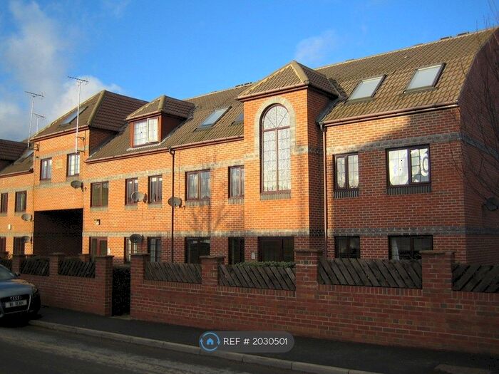 2 Bedroom Flat To Rent In Hanover Court, Morley, Leeds, LS27