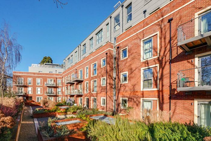 2 Bedroom Apartment To Rent In Queens Road, Weybridge, Surrey, KT13