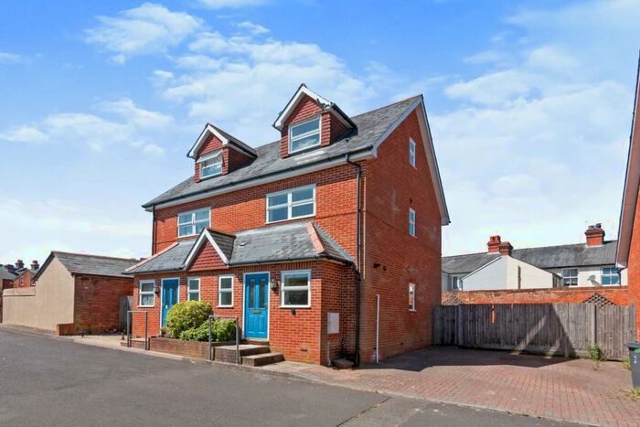 3 Bedroom Semi-Detached House To Rent In , Basingstoke, RG21