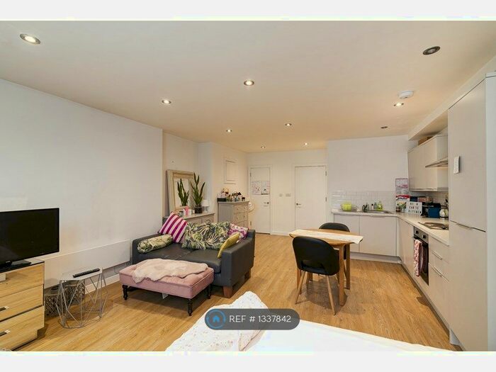 Studio To Rent In Roman Road, London, E2