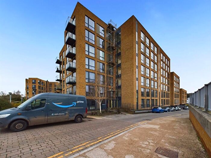 1 Bedroom Flat For Sale In Leaden Hill, Coulsdon, CR5