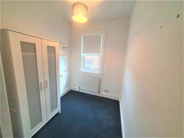 3 Bedroom Flat To Rent In Robinson Road, Colliers Wood, London, SW17