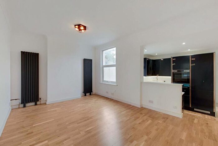 3 Bedroom Flat To Rent In High Street, Upton Park, London, E6