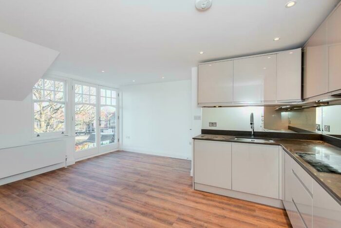 2 Bedroom Flat To Rent In Raglan House, Queens Avenue., N10