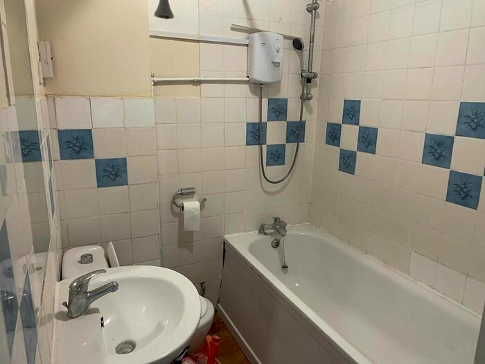 1 Bedroom Flat To Rent In Yeading Lane, Hayes, UB4