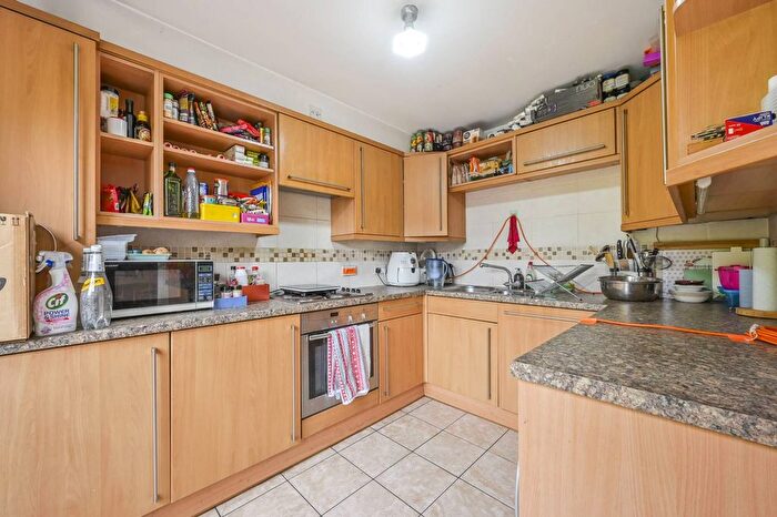 3 Bedroom Semi Detached House For Sale In St Georges Square, Limehouse, London, E14