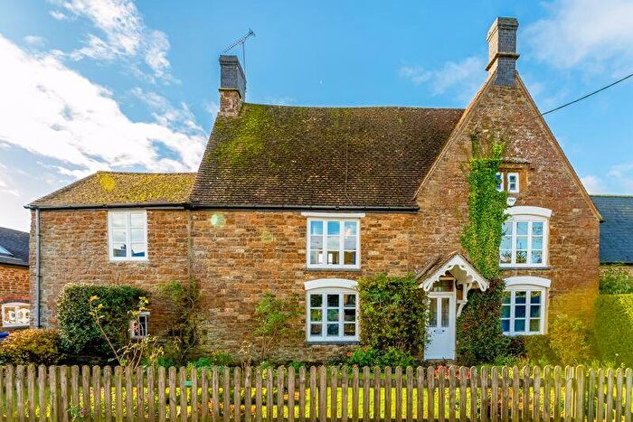 5 Bedroom Detached House For Sale In Middleton Farmhouse, Middleton Cheney, OX17