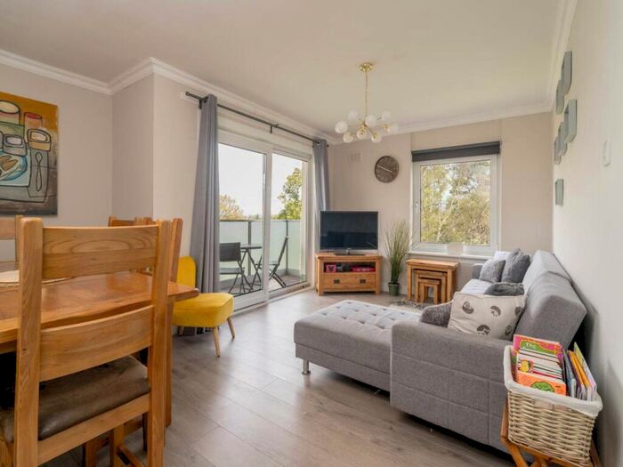 2 Bedroom Flat To Rent In Barnton Court, Barnton, Edinburgh, EH4