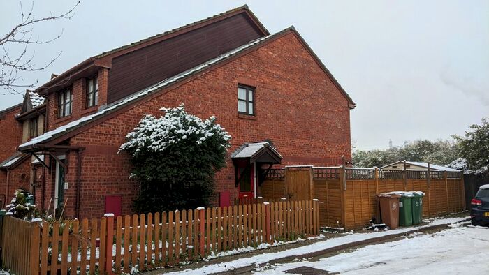 2 Bedroom Maisonette To Rent In Bluebell Close, Wallington, SM6