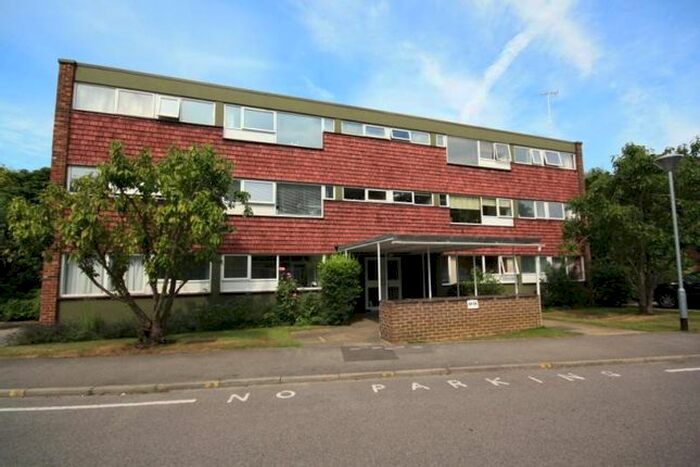 2 Bedroom Flat To Rent In Boxgrove Avenue, Guildford, Surrey, GU1