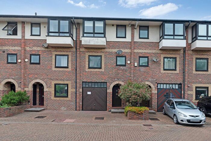 3 Bedroom Flat For Sale In Barnfield Place, London, E14