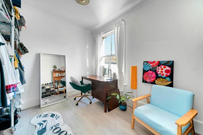 2 Bedroom Flat For Sale In Dynevor Road, London, N16