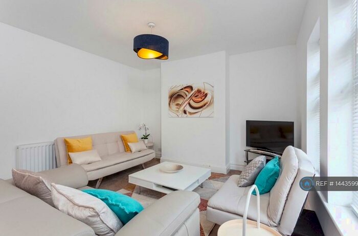 2 Bedroom Flat To Rent In Broadway, Kettering, NN15