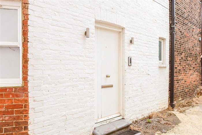 2 Bedroom Maisonette For Sale In Yattendon Road, Horley, Surrey, RH6