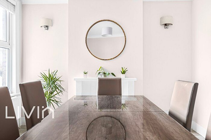 2 Bedroom End Of Terrace House For Sale In Ravenswood Road, Croydon, Surrey, CR0