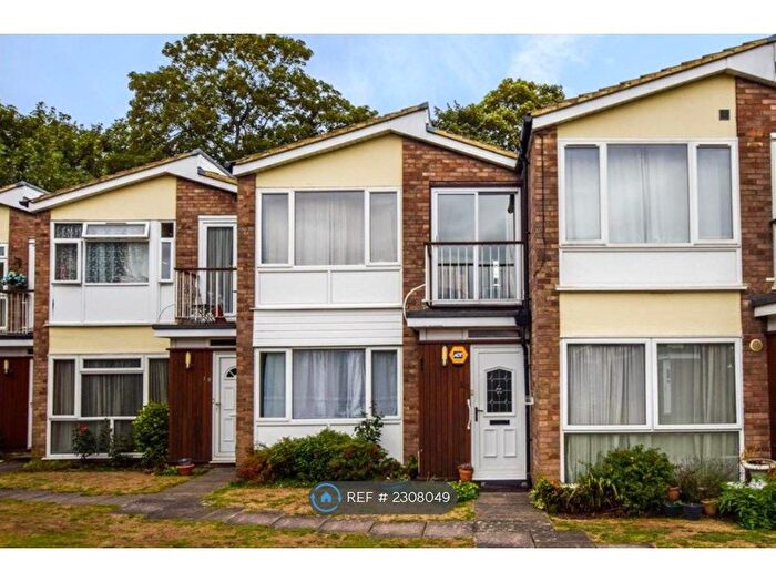 1 Bedroom Flat To Rent In The Larches, Bushey, WD23