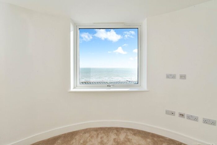 3 Bedroom Flat To Rent In Kingsway, Hove, BN3