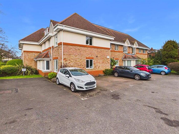 2 Bedroom Flat For Sale In Terrace Road, Walton-On-Thames, KT12