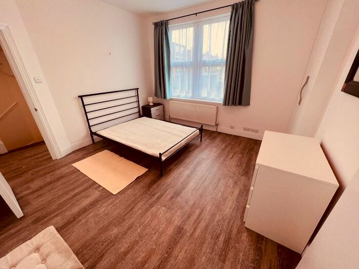 2 Bedroom Flat To Rent In Warwick Road, London, N11