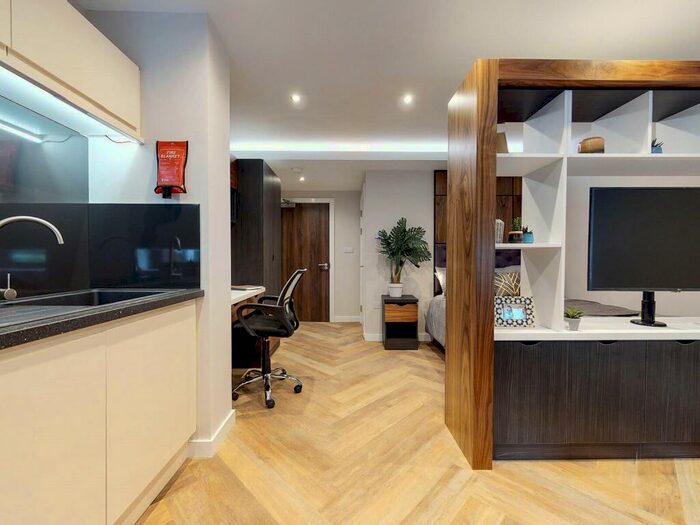 Apartment To Rent In Apt, Live Oasis Wade Lane #, LS2