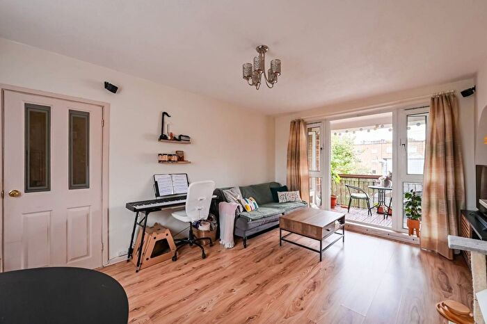 3 Bedroom Maisonette For Sale In Mayville Estate, Newington Green, London, N16