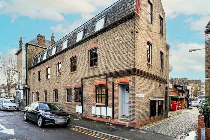 2 Bedroom Flat To Rent In Priory Avenue, Walthamstow, E17