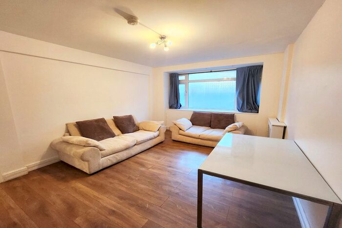 3 Bedroom Flat To Rent In Wellesley Court Maida Vale, Maida Vale, London, W9