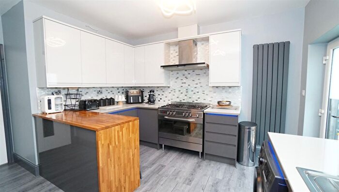 5 Bedroom Semi-Detached House For Sale In Fourth Avenue, Killinghall, Bradford, BD3