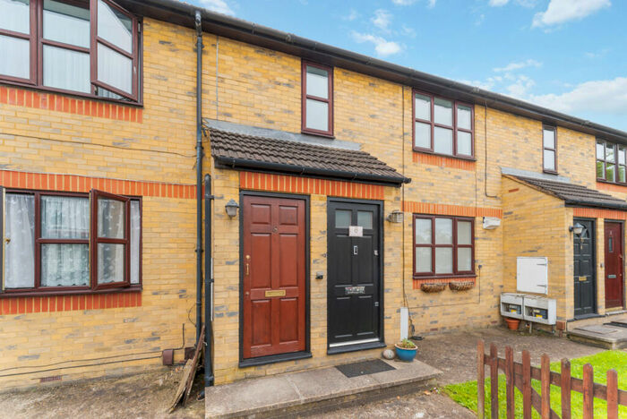 2 Bedroom Maisonette To Rent In Acacia Road, Mitcham, Surrey, CR4