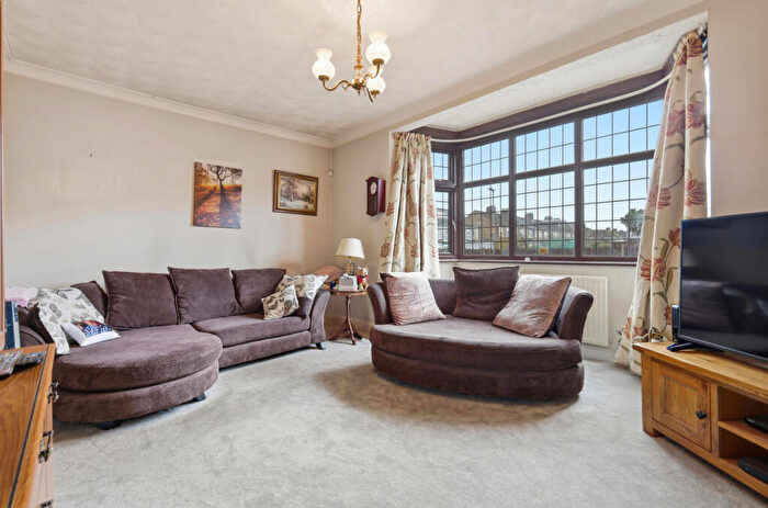 3 Bedroom End Of Terrace House For Sale In Philip Avenue, Romford, RM7