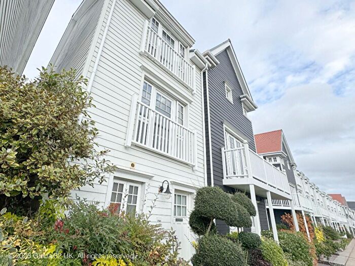 4 Bedroom Semi Detached House For Sale In Longwater Avenue, Reading, Berkshire, RG2