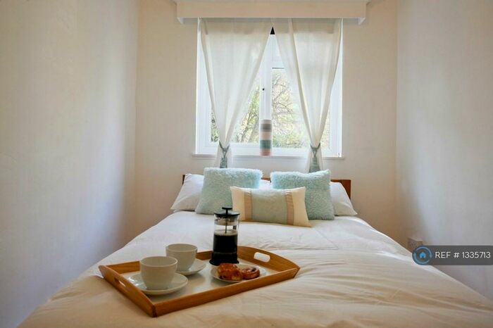 3 Bedroom Maisonette To Rent In Evelyn Court, London, N1